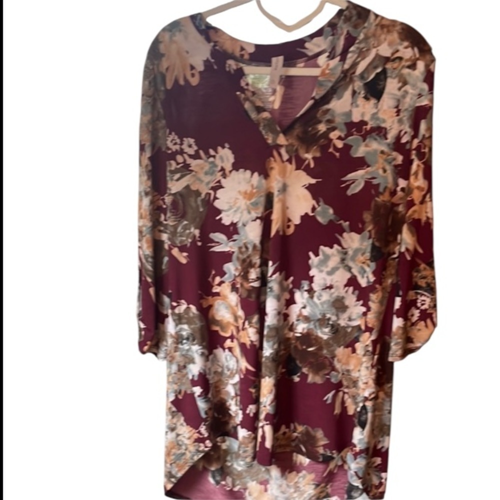 1049. Honeyme Floral Burgundy Tunic‎ Top